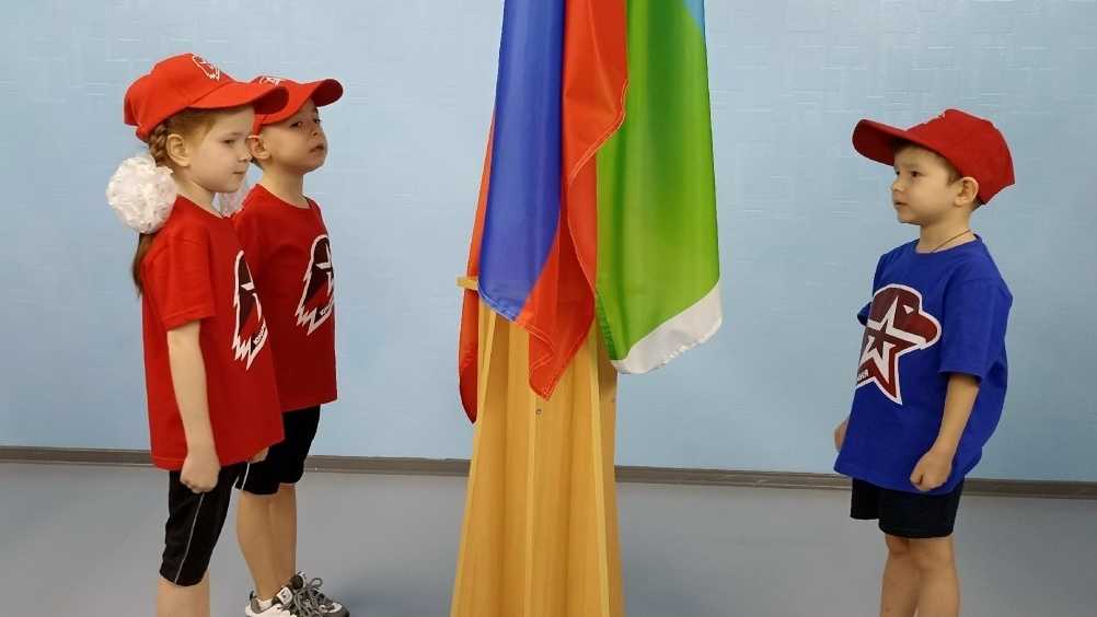 Еженедельная традиция Выноса флагов Российской Федерации